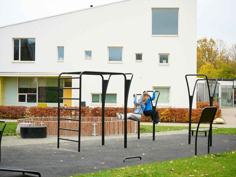 Outdoor-Trainingsgeräte-an-der-dänischen-Schule (2)